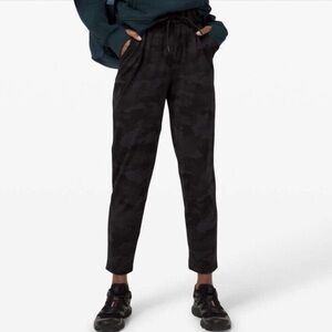 Lululemon keep moving High-Rise Pant 7/8 Length ~ size 2